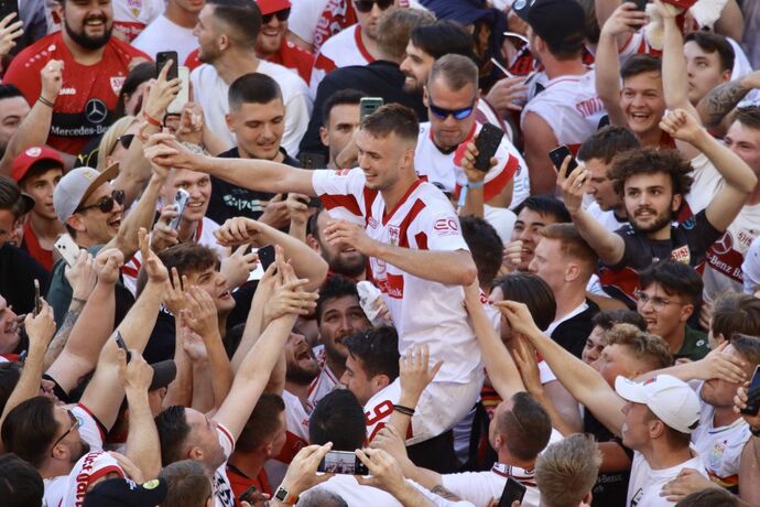 Platzsturm nach Last-Minute-Klassenerhalt des VfB Stuttgart / Sasa Kalajdzic