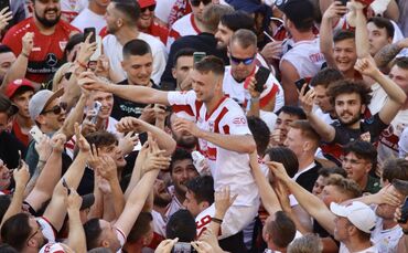 Platzsturm nach Last-Minute-Klassenerhalt des VfB Stuttgart / Sasa Kalajdzic