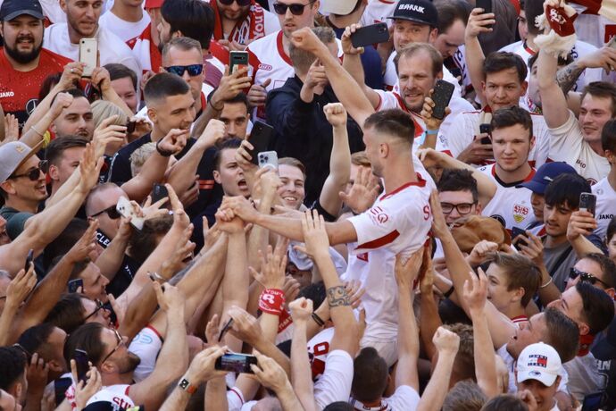 Platzsturm nach Last-Minute-Klassenerhalt des VfB Stuttgart / Sasa Kalajdzic