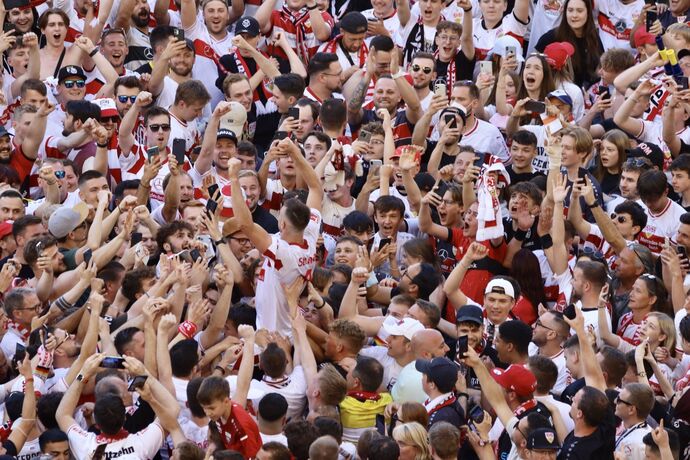 Platzsturm nach Last-Minute-Klassenerhalt des VfB Stuttgart / Sasa Kalajdzic