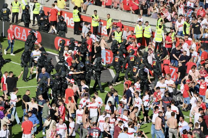 Platzsturm nach Last-Minute-Klassenerhalt des VfB Stuttgart / Polizei / Bereitschaftspolizei / Polizeieinsatz
