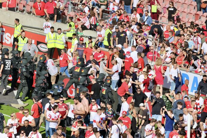 Platzsturm nach Last-Minute-Klassenerhalt des VfB Stuttgart / Polizei / Bereitschaftspolizei / Polizeieinsatz