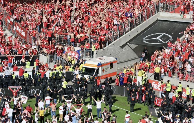 Platzsturm nach Last-Minute-Klassenerhalt des VfB Stuttgart / Polizei / Bereitschaftspolizei / Polizeieinsatz