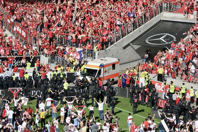 Platzsturm nach Last-Minute-Klassenerhalt des VfB Stuttgart / Polizei / Bereitschaftspolizei / Polizeieinsatz