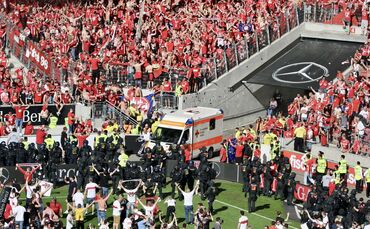 Platzsturm nach Last-Minute-Klassenerhalt des VfB Stuttgart / Polizei / Bereitschaftspolizei / Polizeieinsatz