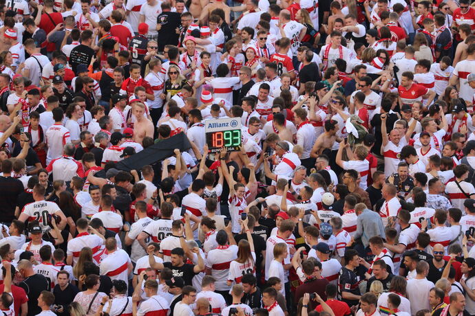 Platzsturm nach Last-Minute-Klassenerhalt des VfB Stuttgart