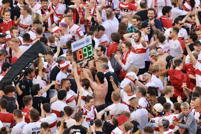 Platzsturm nach Last-Minute-Klassenerhalt des VfB Stuttgart