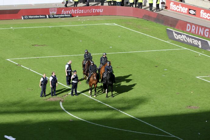 Platzsturm nach Last-Minute-Klassenerhalt des VfB Stuttgart / Polizei / Bereitschaftspolizei / Polizeieinsatz / berittene Polize