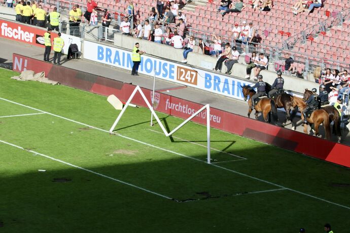 Platzsturm nach Last-Minute-Klassenerhalt des VfB Stuttgart