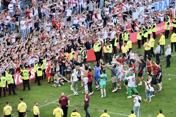 Platzsturm nach Last-Minute-Klassenerhalt des VfB Stuttgart