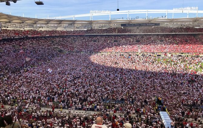 Platzsturm nach Last-Minute-Klassenerhalt des VfB Stuttgart