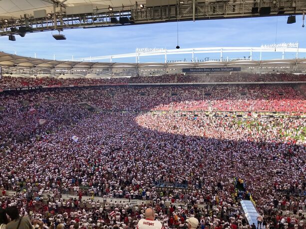Platzsturm nach Last-Minute-Klassenerhalt des VfB Stuttgart