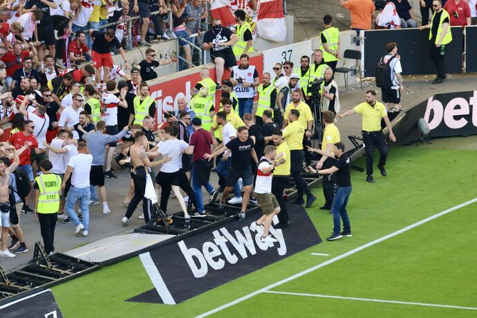 Platzsturm nach Last-Minute-Klassenerhalt des VfB Stuttgart