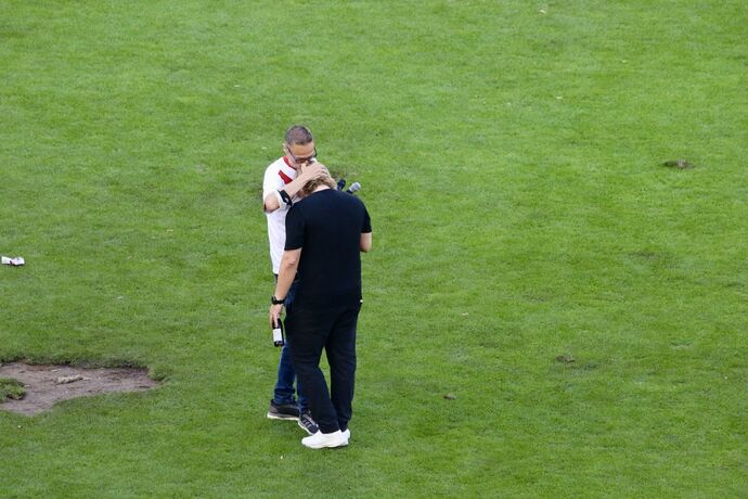 Stadionsprecher Holger Laser und Sportdirektor Sven Mislintat