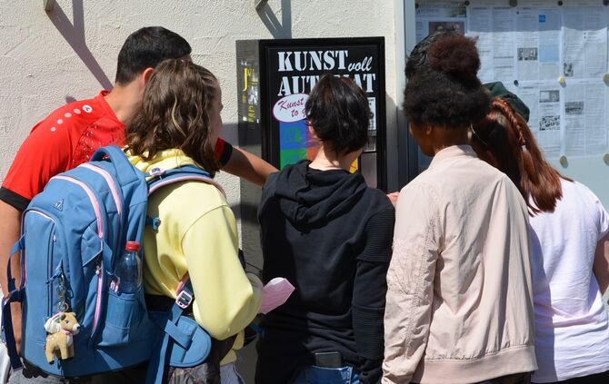 Schüler mit Behinderung beim Kunstautomaten