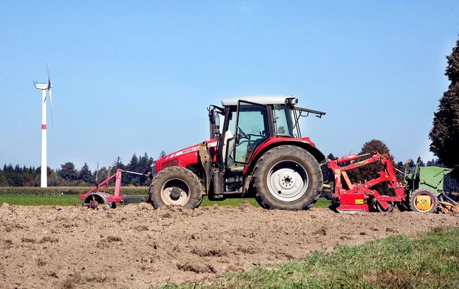 Landwirtschaft Traktor und Windkraft