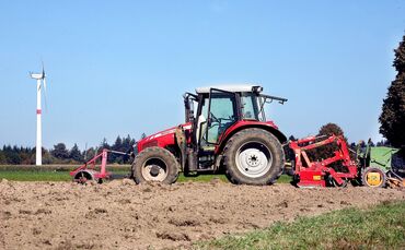 Landwirtschaft Traktor und Windkraft