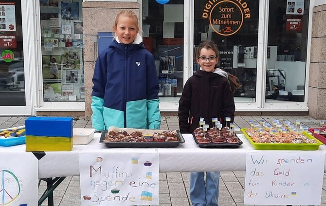 Marie und Leni beim Muffinverkauf in Kernen