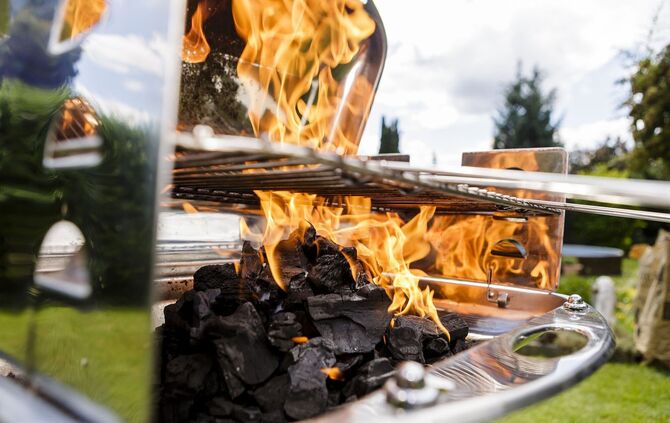 Holzkohle, Grillzange, Anzünder, Fleisch - an alles gedacht?