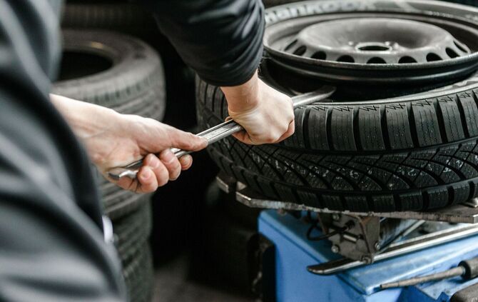 Reifen von Felge abziehen
