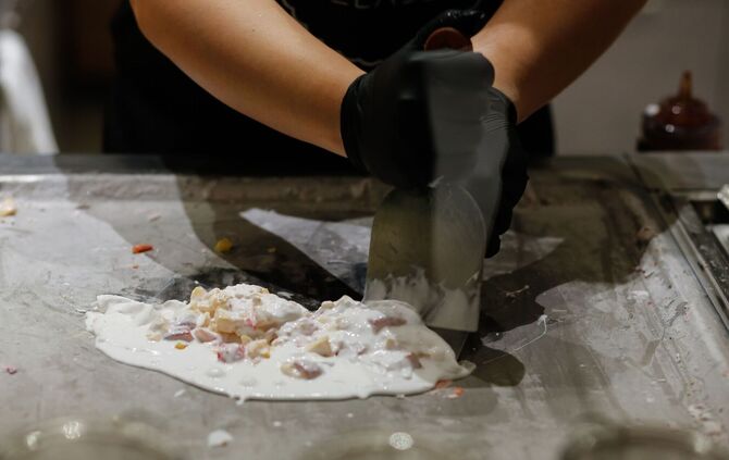 So wird gerolltes Eis hergestellt.