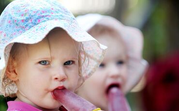 Eis an heißen Tagen: Ein Genuß auch für die Kleinsten.