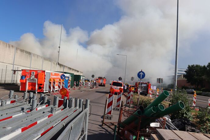 Stuttgart-Hedelfingen: Grossbrand in einer Recyclingfirma