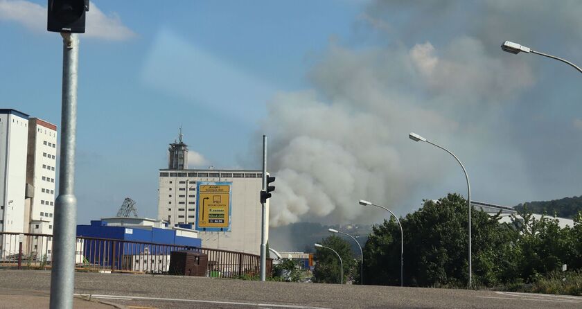 Stuttgart-Hedelfingen: Grossbrand in einer Recyclingfirma