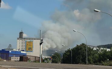 Stuttgart-Hedelfingen: Grossbrand in einer Recyclingfirma 
