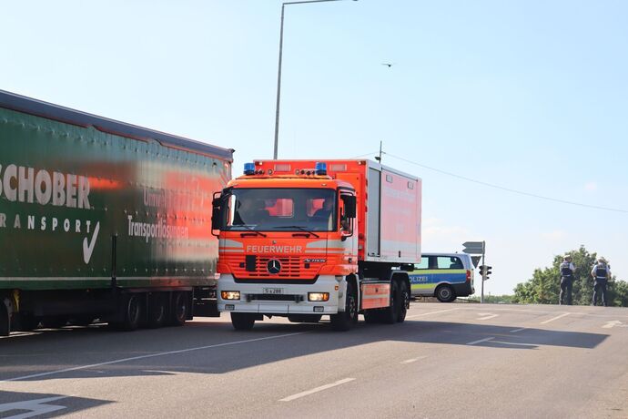 Stuttgart-Hedelfingen: Grossbrand in einer Recyclingfirma