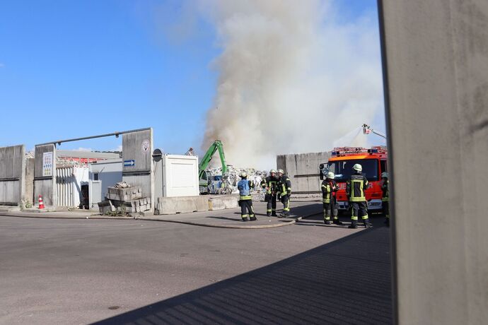 Stuttgart-Hedelfingen: Grossbrand in einer Recyclingfirma