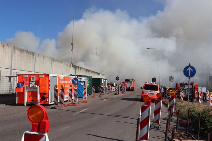 Stuttgart-Hedelfingen: Grossbrand in einer Recyclingfirma