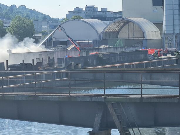 Stuttgart-Hedelfingen: Grossbrand in einer Recyclingfirma