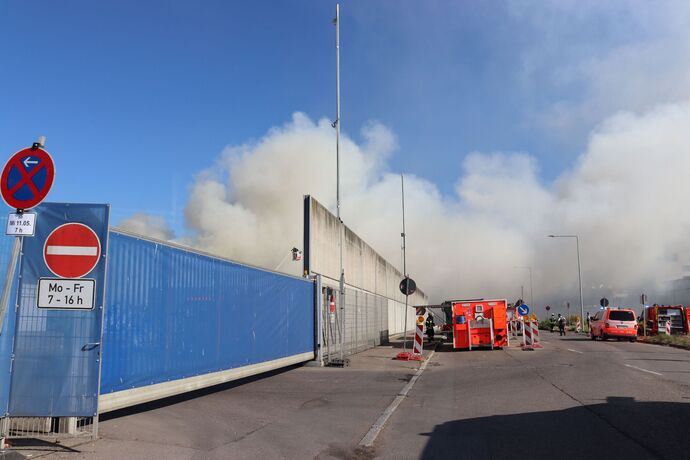 Stuttgart-Hedelfingen: Grossbrand in einer Recyclingfirma