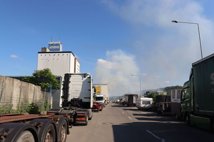 Stuttgart-Hedelfingen: Grossbrand in einer Recyclingfirma
