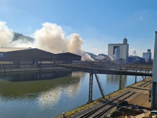 Stuttgart-Hedelfingen: Grossbrand in einer Recyclingfirma
