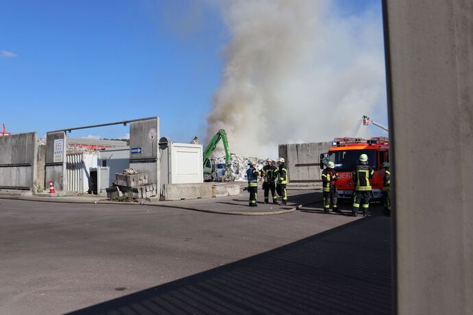 Stuttgart-Hedelfingen: Grossbrand in einer Recyclingfirma