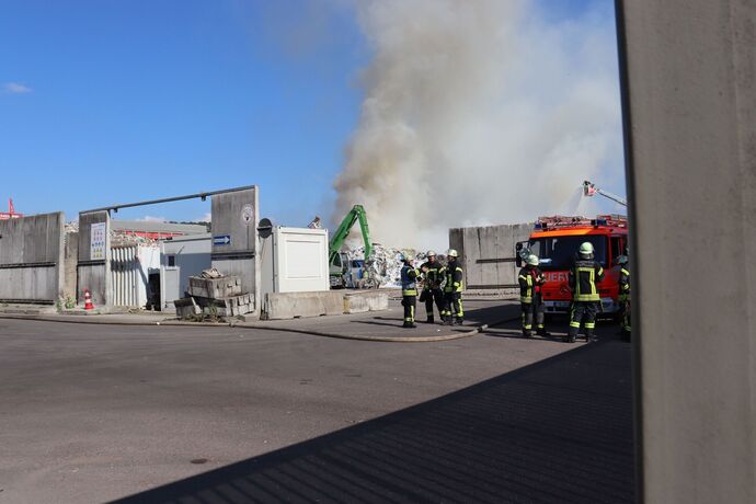 Stuttgart-Hedelfingen: Grossbrand in einer Recyclingfirma