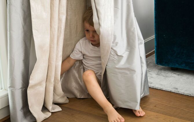 Ruhige Ecke: Bei Kopfschmerzen reagieren Kinder oft mit Rückzug.