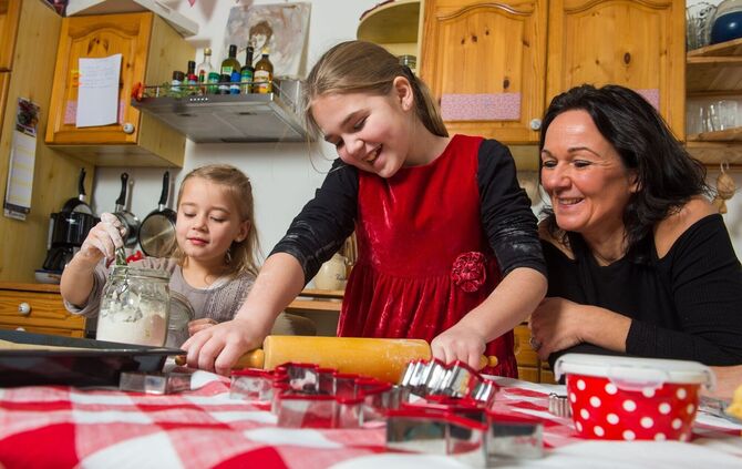 Wunderschöne Augenblicke: Plätzchen backen mit Kindern.