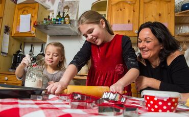 Wunderschöne Augenblicke: Plätzchen backen mit Kindern.