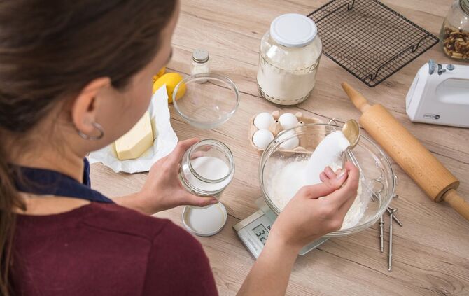 Etwas weniger Zucker geht beim Plätzchen backen gut.