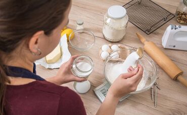 Etwas weniger Zucker geht beim Plätzchen backen gut.