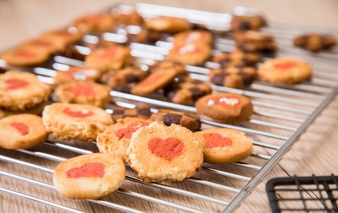 Fertigteigstangen punkten mit Verzierungen durch Teigfarben.