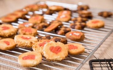 Fertigteigstangen punkten mit Verzierungen durch Teigfarben.