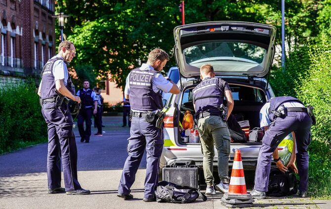 Esslingen: Messerstecherei an Schule - mehrere verletzte - Taeter fluechtig