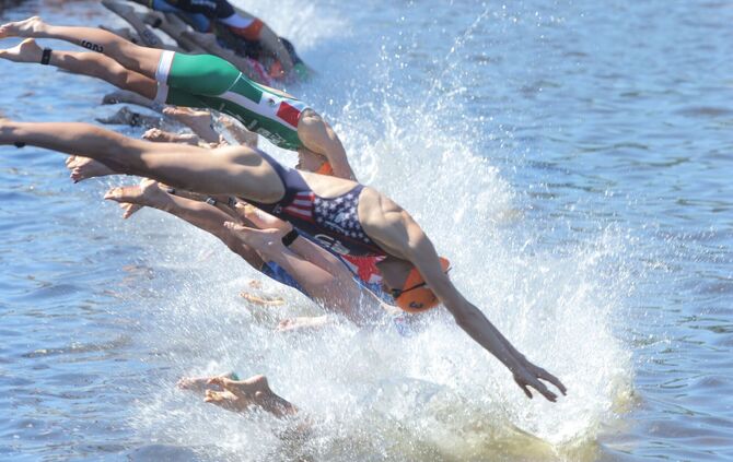 Mit einem vielseitigen Training steigern Schwimmer ihre Leistung.