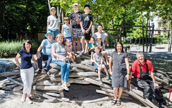 Larysa Schotkina, Michael Sommer ( Arbeitskreis Asyl ), Tatiana Diubina, die Familien Medenceva, Taranienko und Gemeinderat Eric