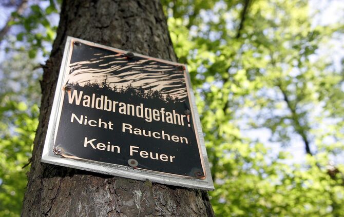 Waldbrand Waldbrandgefahr Warnung Warnschild bei Rudersberg