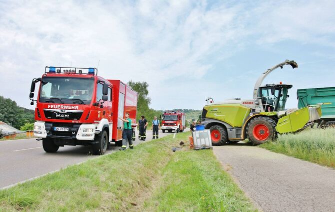 Fatale Kettenreaktion - Mähdrescher fährt gegen Schild - Dieses bohrt sich in Dieseltank - hunderte Liter diesel laufen in Kanal